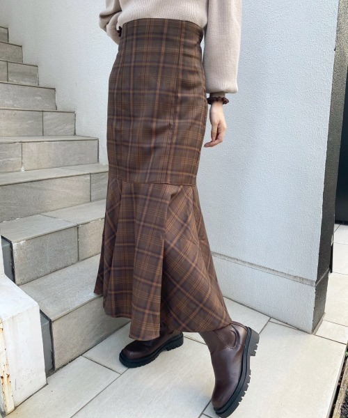 one after another NICE CLAUP（ワンアフターアナザーナイスクラップ）の「【S,Mサイズ展開あり】スタイルアップが叶う。ハイウエストレディマーメイドスカート（スカート・レディース・ブラック/ネイビー/ベージュ系その他/ブルー系その他/ブラウン系その他・SMALL/MEDIUM）」の3枚目の写真