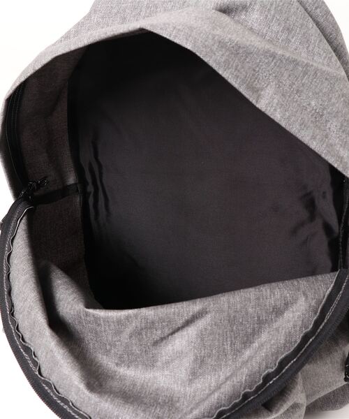 EASTPAK(イーストパック )の「【EASTPAK/イーストパック】バックパック PADDED PAKR(バックパック/リュック・メンズ・ライトグレー/ネイビー/スミクロ・FREE)」の4枚目の写真