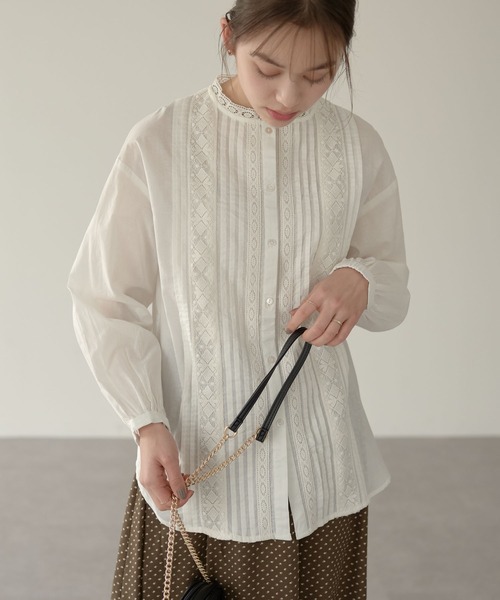 earth music&ecology(アースミュージックアンドエコロジー)の「ピンタックレースチュニック *(シャツ/ブラウス・レディース・ブラック/オフホワイト/ダークブルー/ピンクベージュ・FREE)」の2枚目の写真