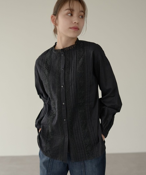 earth music&ecology(アースミュージックアンドエコロジー)の「ピンタックレースチュニック *(シャツ/ブラウス・レディース・ブラック/オフホワイト/ダークブルー/ピンクベージュ・FREE)」の3枚目の写真