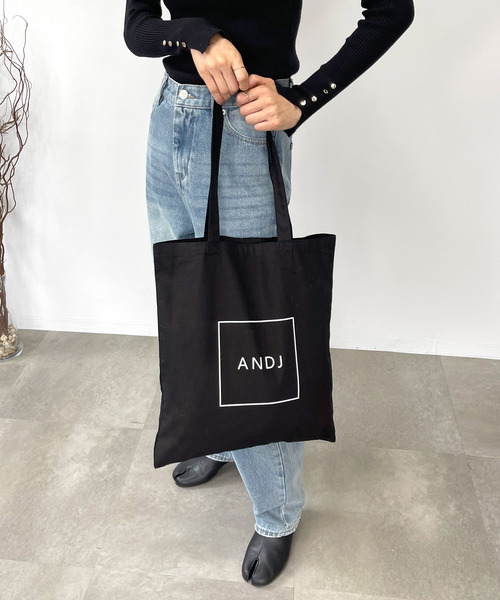 ＡＮＤＪ（アンドジェイ）の「ANDJロゴトートバッグ（トートバッグ・レディース・オフホワイト/ブラック・M）」の2枚目の写真