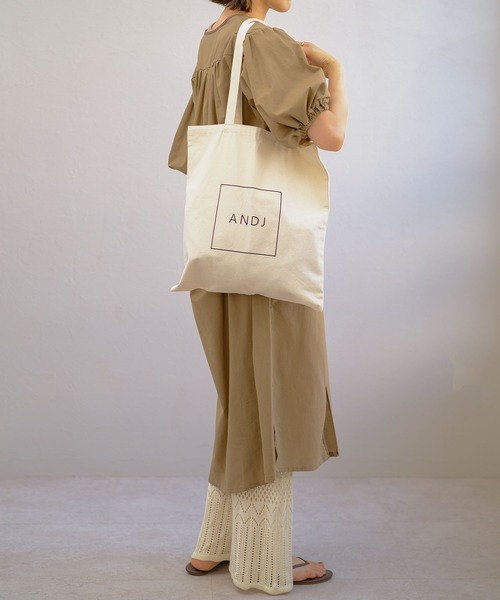 ＡＮＤＪ（アンドジェイ）の「ANDJロゴトートバッグ（トートバッグ・レディース・オフホワイト/ブラック・M）」の3枚目の写真