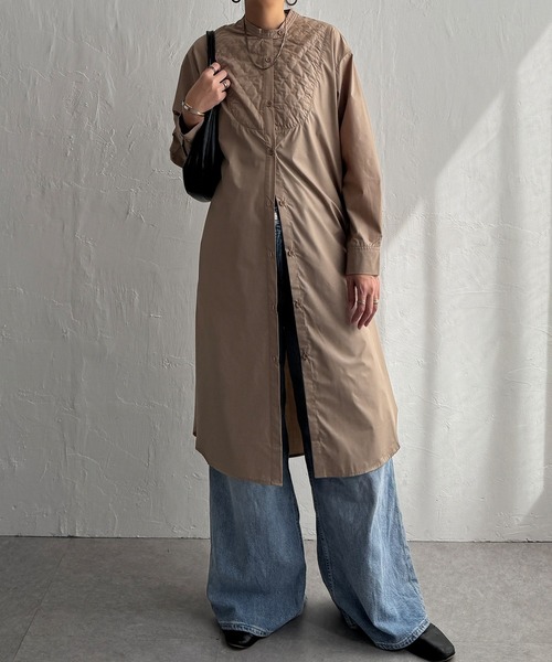 LBC(エルビーシー)の「キルトステッチバックタックワンピ(ワンピース・レディース・ホワイト/ベージュ/チャコールグレー・M)」の3枚目の写真