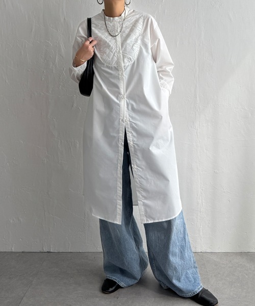 LBC(エルビーシー)の「キルトステッチバックタックワンピ(ワンピース・レディース・ホワイト/ベージュ/チャコールグレー・M)」の1枚目の写真