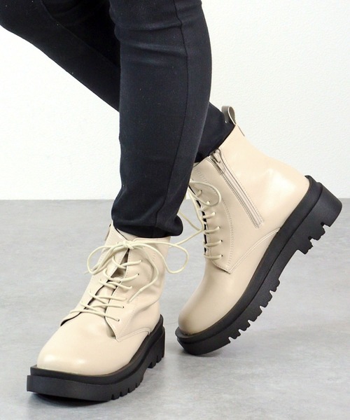LibertyDoll（リバティードール）の「LIBERTYDOLL / [超軽量]スクエアトゥトラックソールレースアップブーツ (9081)　コンバットブーツ　ショートブーツ（ブーツ・レディース・ブラック/アイボリー/ホワイト/ダークブラウン/ブラック系その他・LL/S/M/L/3L/SS/40/41/42/44/43）」の3枚目の写真
