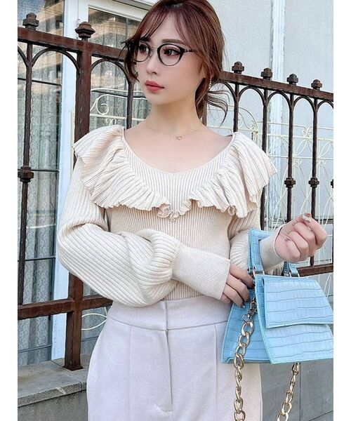 RESEXXY（リゼクシー）の「ラッフルデザインニットトップス（ニット/セーター・レディース・ブラック/ピンク/アイボリー・FREE）」の2枚目の写真