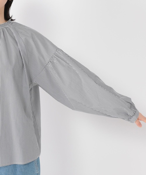 studio CLIP（スタディオクリップ）の「【イージーケア/接触冷感/速乾/マシーンウォッシャブル/Wフロント】ふんわりシャーリングブラウス（シャツ/ブラウス・レディース・ネイビー/グレー/オフホワイト・MEDIUM/LARGE）」の12枚目の写真