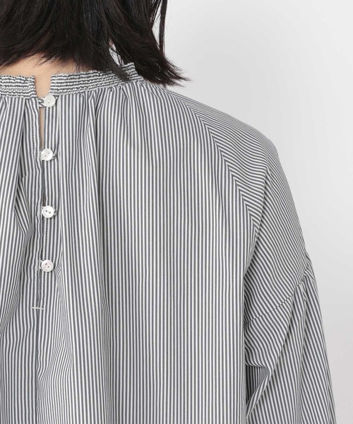 studio CLIP（スタディオクリップ）の「【イージーケア/接触冷感/速乾/マシーンウォッシャブル/Wフロント】ふんわりシャーリングブラウス（シャツ/ブラウス・レディース・ネイビー/グレー/オフホワイト・MEDIUM/LARGE）」の15枚目の写真