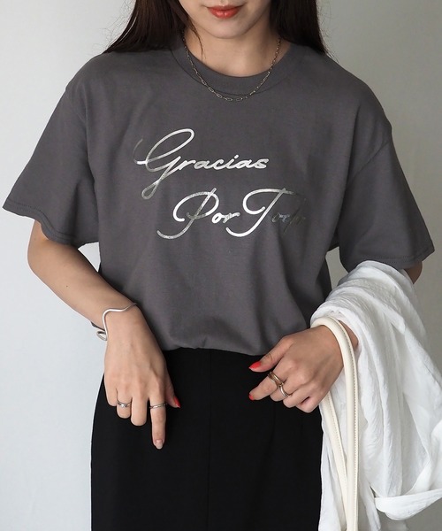Riberry（リベリー）の「【GILDAN】gracias por todo　プリントTシャツ（Tシャツ/カットソー・レディース・ブラック/シルバー/ゴールド/ホワイト×ブラック・MEDIUM）」の3枚目の写真