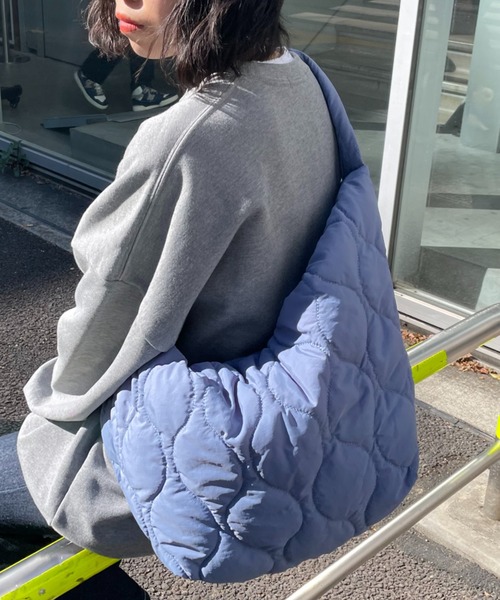 COLONY 2139（コロニートゥーワンスリーナイン）の「オーバーサイズキルティングショルダーバッグ（ショルダーバッグ・レディース・アイボリー/カーキ/ブラック/ブルー/グリーン・FREE）」の5枚目の写真