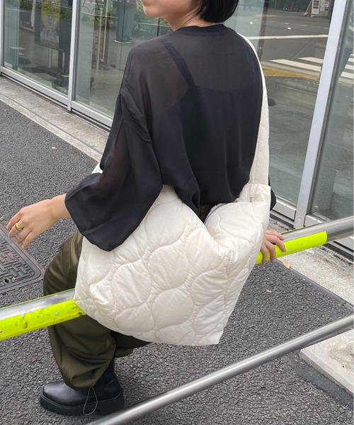 COLONY 2139（コロニートゥーワンスリーナイン）の「オーバーサイズキルティングショルダーバッグ（ショルダーバッグ・レディース・アイボリー/カーキ/ブラック/ブルー/グリーン・FREE）」の13枚目の写真