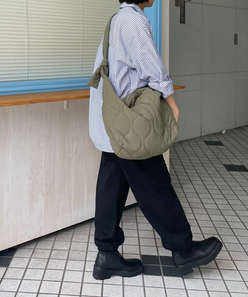 COLONY 2139（コロニートゥーワンスリーナイン）の「オーバーサイズキルティングショルダーバッグ（ショルダーバッグ・レディース・アイボリー/カーキ/ブラック/ブルー/グリーン・FREE）」の20枚目の写真