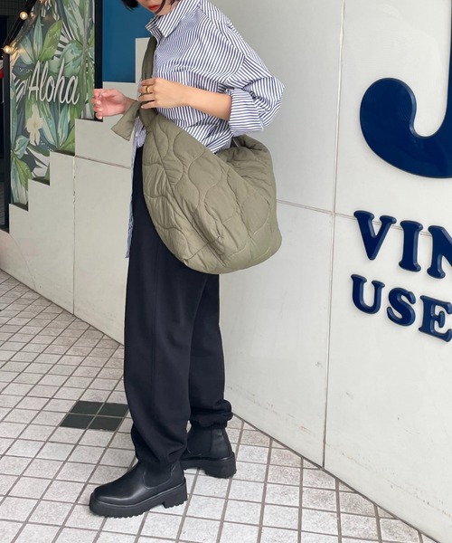 COLONY 2139（コロニートゥーワンスリーナイン）の「オーバーサイズキルティングショルダーバッグ（ショルダーバッグ・レディース・アイボリー/カーキ/ブラック/ブルー/グリーン・FREE）」の19枚目の写真