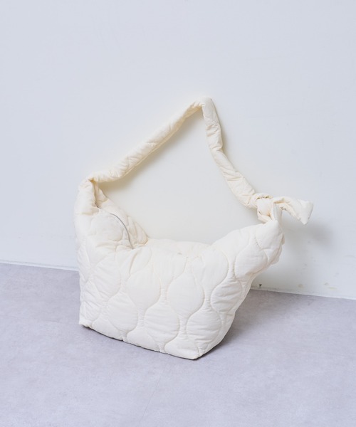 COLONY 2139（コロニートゥーワンスリーナイン）の「オーバーサイズキルティングショルダーバッグ（ショルダーバッグ・レディース・アイボリー/カーキ/ブラック/ブルー/グリーン・FREE）」の16枚目の写真