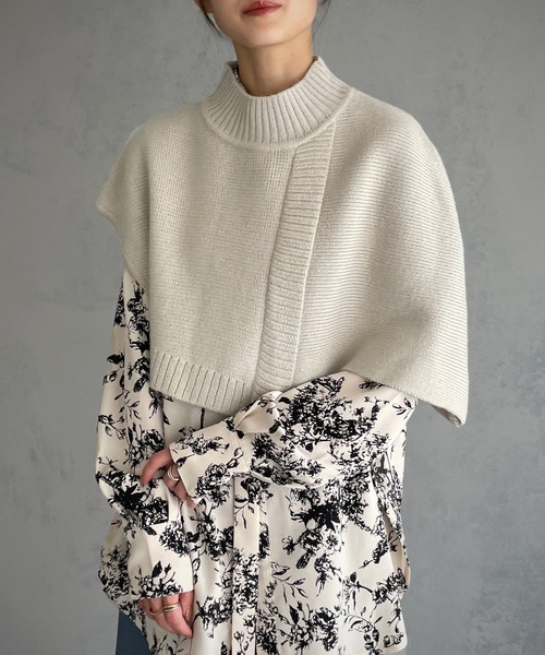 &g'aime(アンジェム)の「【&g’aime】ケープショート丈ニット(ニット/セーター・レディース・ライトグリーン/ブラック/グレイッシュベージュ・FREE)」の3枚目の写真