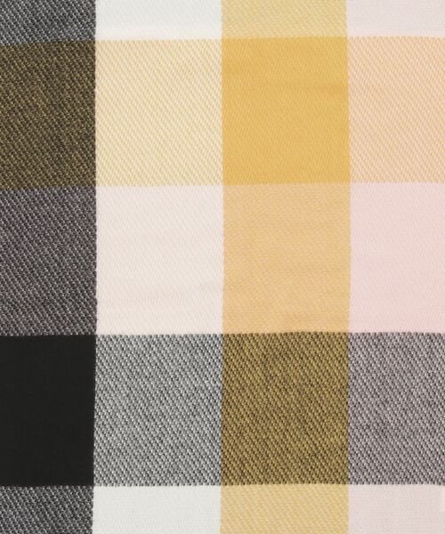 Beno（ビーノ）の「フリンジ ブロックチェック ルーズマフラー（マフラー・メンズ・ピンク系/ホワイト×ブラック/オレンジ系・FREE）」の4枚目の写真