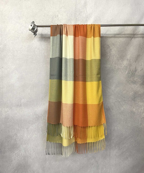 Beno（ビーノ）の「フリンジ ブロックチェック ルーズマフラー（マフラー・メンズ・ピンク系/ホワイト×ブラック/オレンジ系・FREE）」の3枚目の写真