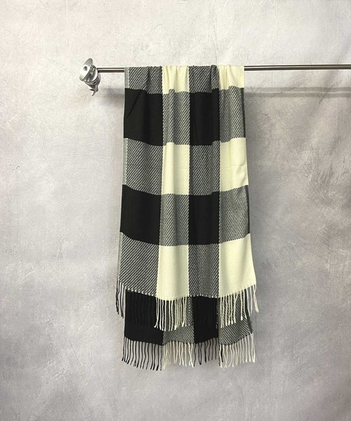 Beno（ビーノ）の「フリンジ ブロックチェック ルーズマフラー（マフラー・メンズ・ピンク系/ホワイト×ブラック/オレンジ系・FREE）」の2枚目の写真