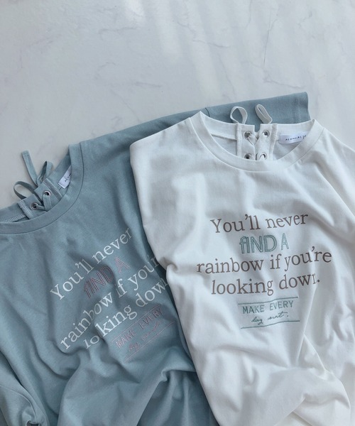 AS KNOW AS plus(アズノゥアズプラス)の「○後レースアップ ロゴ刺繍アソートTシャツ(Tシャツ/カットソー・レディース・ピンク/オフホワイト/サックスブルー/スミクロ/サックスブルー系/ホワイト系/グレー系1/サックスブルー系1/ピンク系1/ホワイト系1/ネイビー系2/ピンク系2/ホワイト系2/グレー系2・FREE)」の2枚目の写真