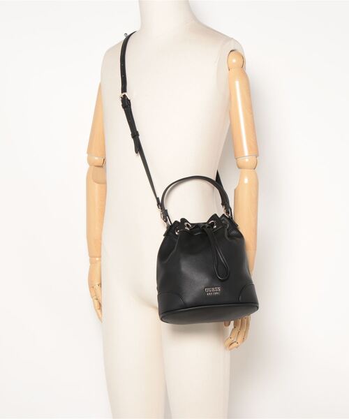 Guess(ゲス)の「【GUESS】ゲス SUNITA 巾着ショルダーバッグ(ショルダーバッグ・レディース・ベージュ系その他/ブルー系その他/ブラック・FREE)」の14枚目の写真