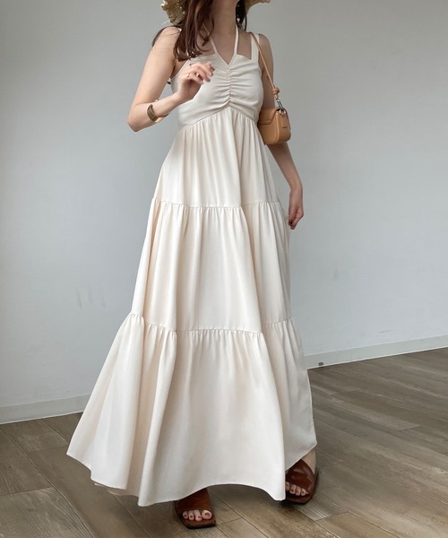 JUNOAH（ジュノア）の「ホルターネックティアードワンピース（ワンピース・レディース・ブラック/ピンクベージュ/アイボリー・MEDIUM/LARGE/X-LARGE）」の2枚目の写真