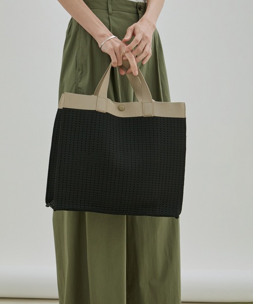 SALON adam et rope'（サロン アダム エ ロペ）の「[ご好評につき追加決定！]ジャガード2WAY配色トート2（トートバッグ・レディース・ブラック/グリーン・FREE）」の3枚目の写真