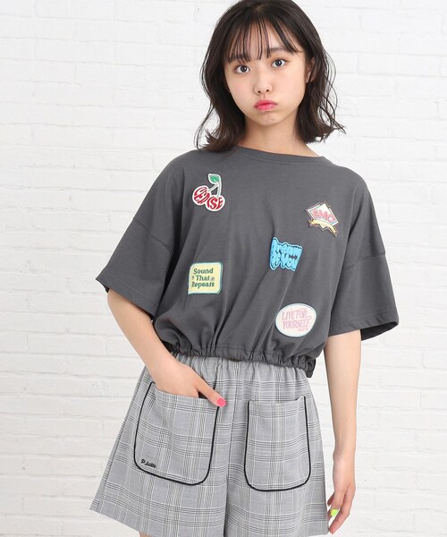 PINK-latte（ピンクラテ）の「◆【前後2WAY】裾ドロストワッペンTシャツ（Tシャツ/カットソー・キッズ・チャコールグレー/カーキ系/オフホワイト・14/15 /16）」の3枚目の写真