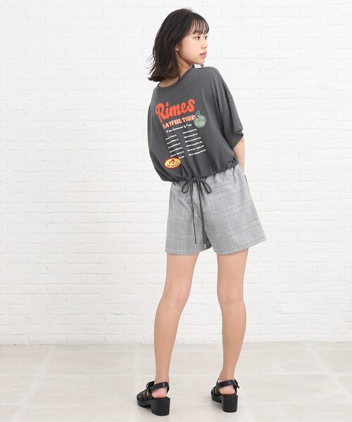 PINK-latte（ピンクラテ）の「◆【前後2WAY】裾ドロストワッペンTシャツ（Tシャツ/カットソー・キッズ・チャコールグレー/カーキ系/オフホワイト・14/15 /16）」の5枚目の写真