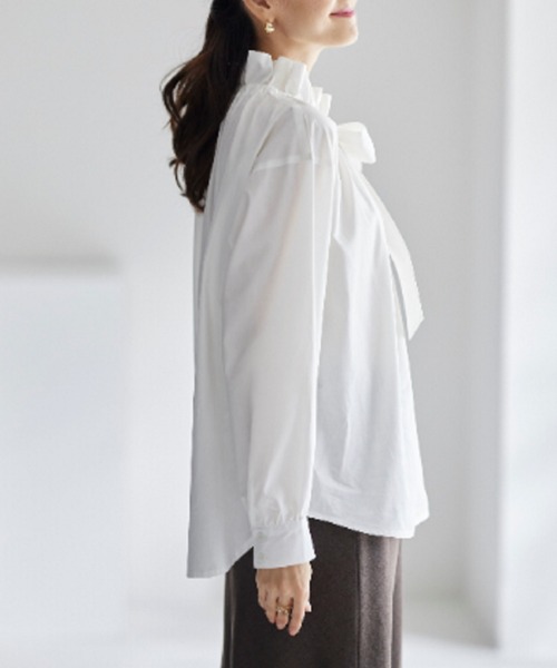 BELLUNA（ベルーナ）の「顔が華やぐギャザーリボンデザインブラウス（シャツ/ブラウス・レディース・ブラック/オフホワイト・X-LARGE/LARGE/MEDIUM）」の6枚目の写真