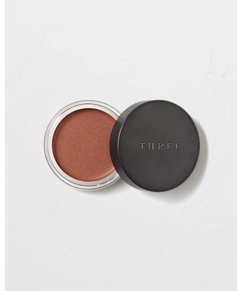 THREE（スリー）の「THREE グラムトーンカラーカスタード（アイシャドウ・レディース・02 SWEET EXPLORER/08 CIAO BELLA/01 ETERNAL EXPLORER/03 UNKNOWN PLEASURE/05 UNSEEN TREASURE/07 TENDER TRAVELLER/06 UNRIVALED SECRET/04 UNLIMITED TIME/09 GENTLE BLOOM/10 CLOUDED PETAL・FREE）」の2枚目の写真