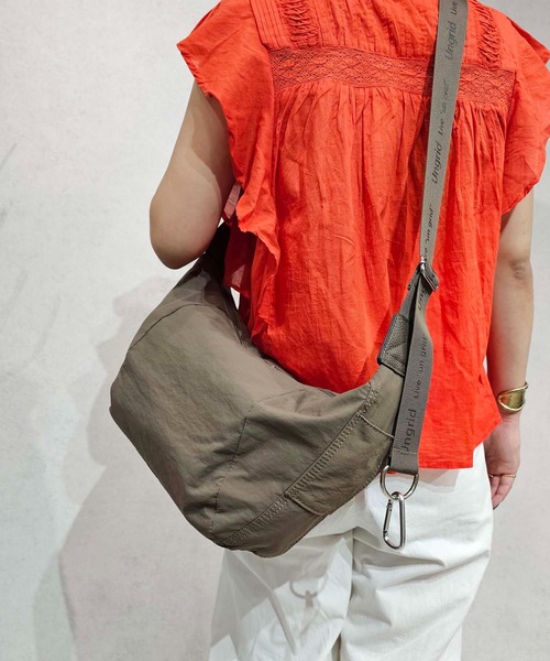 【Ungrid/アングリッド】牛革付属 軽量撥水ソフトナイロン 大容量ショルダーバッグ カラビナ キー収納ポケット付（ショルダーバッグ）｜Ungrid（アングリッド）