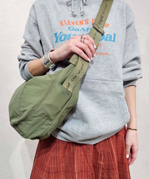 【Ungrid/アングリッド】牛革付属 軽量撥水ソフトナイロン 大容量ショルダーバッグ カラビナ キー収納ポケット付（ショルダーバッグ）｜Ungrid（アングリッド）