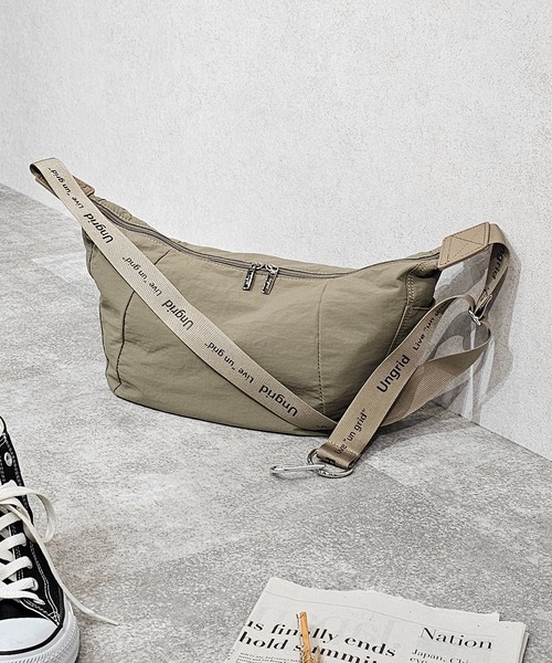 【Ungrid/アングリッド】牛革付属 軽量撥水ソフトナイロン 大容量ショルダーバッグ カラビナ キー収納ポケット付（ショルダーバッグ）｜Ungrid（アングリッド）