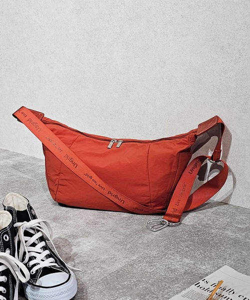 【Ungrid/アングリッド】牛革付属 軽量撥水ソフトナイロン 大容量ショルダーバッグ カラビナ キー収納ポケット付（ショルダーバッグ）｜Ungrid（アングリッド）