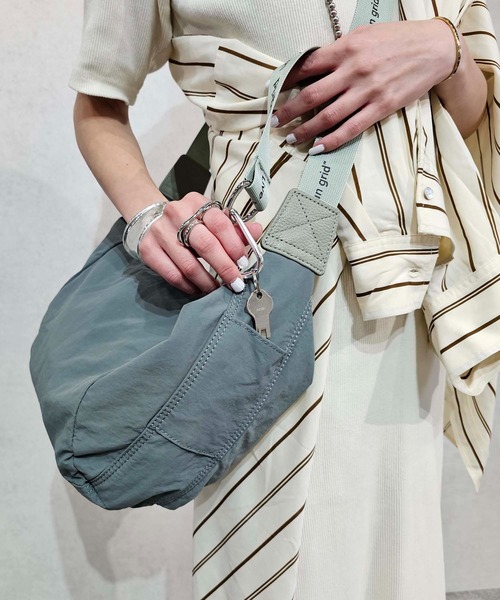 【Ungrid/アングリッド】牛革付属 軽量撥水ソフトナイロン 大容量ショルダーバッグ カラビナ キー収納ポケット付（ショルダーバッグ）｜Ungrid（アングリッド）