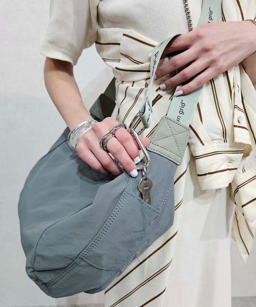 【Ungrid/アングリッド】牛革付属 軽量撥水ソフトナイロン 大容量ショルダーバッグ カラビナ キー収納ポケット付（ショルダーバッグ）｜Ungrid（アングリッド）