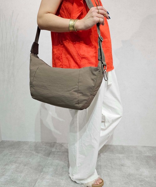 【Ungrid/アングリッド】牛革付属 軽量撥水ソフトナイロン 大容量ショルダーバッグ カラビナ キー収納ポケット付（ショルダーバッグ）｜Ungrid（アングリッド）