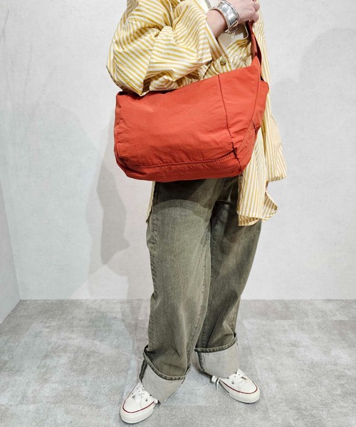 【Ungrid/アングリッド】牛革付属 軽量撥水ソフトナイロン 大容量ショルダーバッグ カラビナ キー収納ポケット付（ショルダーバッグ）｜Ungrid（アングリッド）