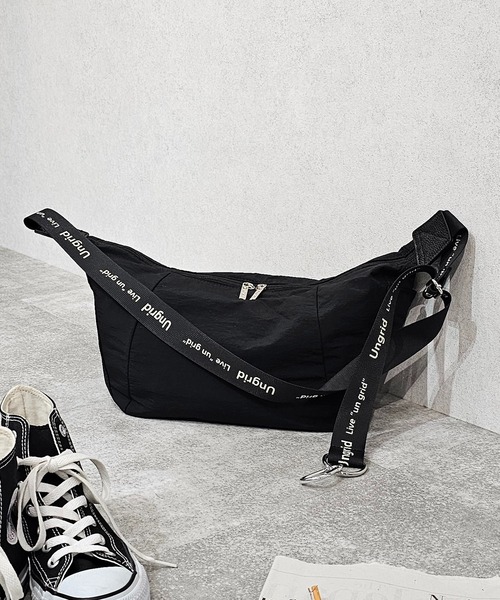 【Ungrid/アングリッド】牛革付属 軽量撥水ソフトナイロン 大容量ショルダーバッグ カラビナ キー収納ポケット付（ショルダーバッグ）｜Ungrid（アングリッド）