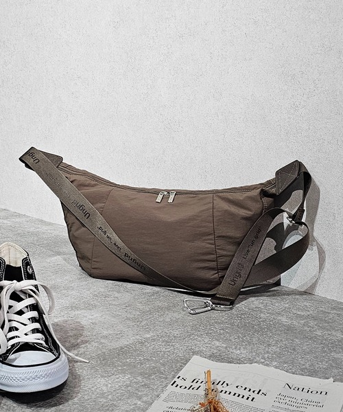 【Ungrid/アングリッド】牛革付属 軽量撥水ソフトナイロン 大容量ショルダーバッグ カラビナ キー収納ポケット付（ショルダーバッグ）｜Ungrid（アングリッド）