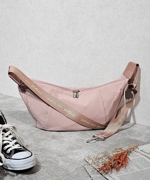 【Ungrid/アングリッド】牛革付属 軽量撥水ソフトナイロン 大容量ショルダーバッグ カラビナ キー収納ポケット付（ショルダーバッグ）｜Ungrid（アングリッド）