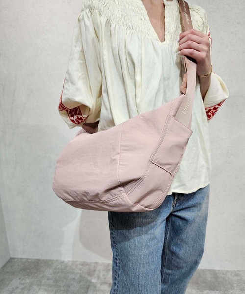 【Ungrid/アングリッド】牛革付属 軽量撥水ソフトナイロン 大容量ショルダーバッグ カラビナ キー収納ポケット付（ショルダーバッグ）｜Ungrid（アングリッド）