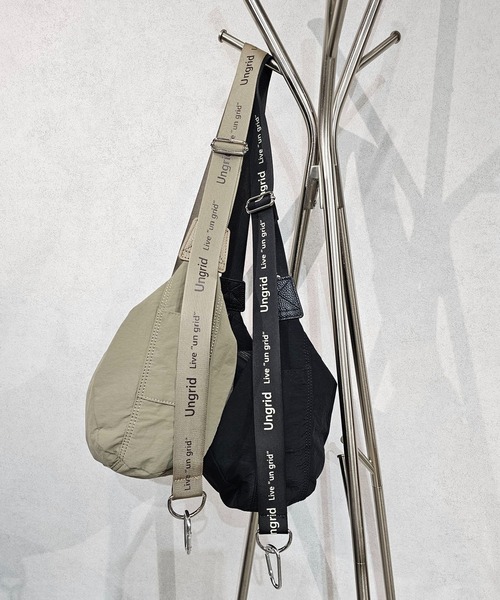 【Ungrid/アングリッド】牛革付属 軽量撥水ソフトナイロン 大容量ショルダーバッグ カラビナ キー収納ポケット付（ショルダーバッグ）｜Ungrid（アングリッド）