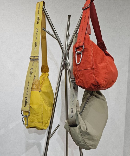 【Ungrid/アングリッド】牛革付属 軽量撥水ソフトナイロン 大容量ショルダーバッグ カラビナ キー収納ポケット付（ショルダーバッグ）｜Ungrid（アングリッド）