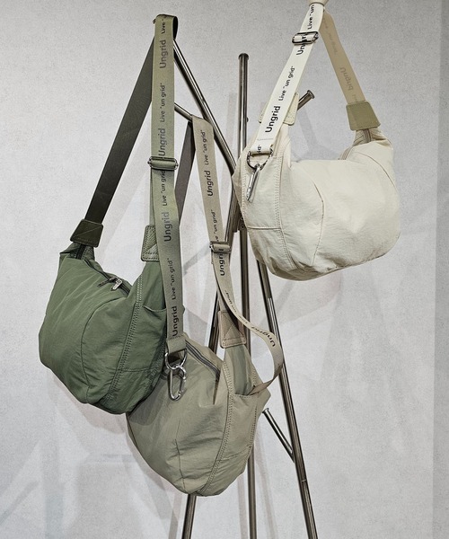 【Ungrid/アングリッド】牛革付属 軽量撥水ソフトナイロン 大容量ショルダーバッグ カラビナ キー収納ポケット付（ショルダーバッグ）｜Ungrid（アングリッド）