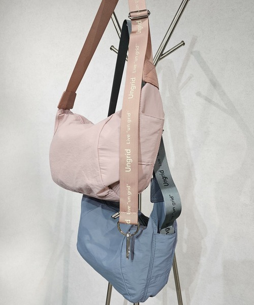 【Ungrid/アングリッド】牛革付属 軽量撥水ソフトナイロン 大容量ショルダーバッグ カラビナ キー収納ポケット付（ショルダーバッグ）｜Ungrid（アングリッド）
