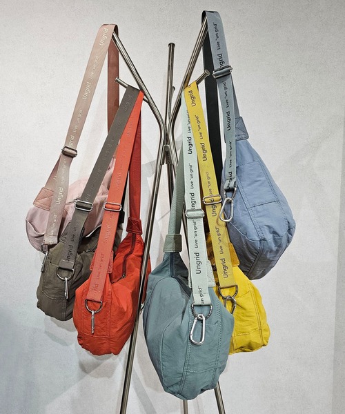 【Ungrid/アングリッド】牛革付属 軽量撥水ソフトナイロン 大容量ショルダーバッグ カラビナ キー収納ポケット付（ショルダーバッグ）｜Ungrid（アングリッド）