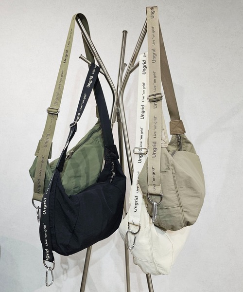 【Ungrid/アングリッド】牛革付属 軽量撥水ソフトナイロン 大容量ショルダーバッグ カラビナ キー収納ポケット付（ショルダーバッグ）｜Ungrid（アングリッド）