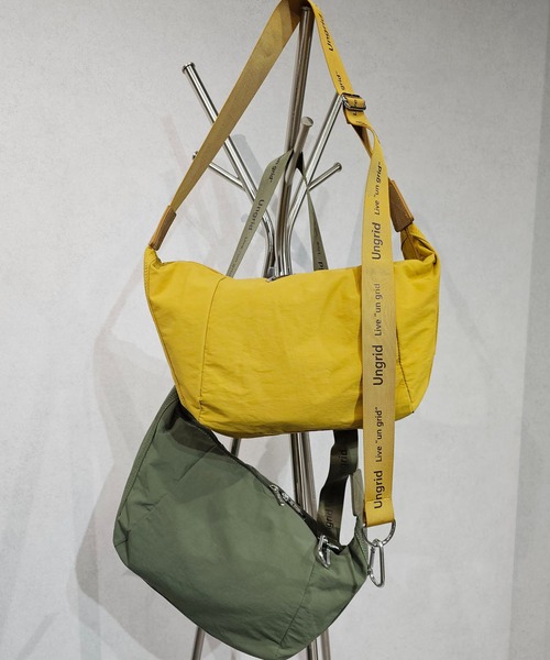 【Ungrid/アングリッド】牛革付属 軽量撥水ソフトナイロン 大容量ショルダーバッグ カラビナ キー収納ポケット付（ショルダーバッグ）｜Ungrid（アングリッド）