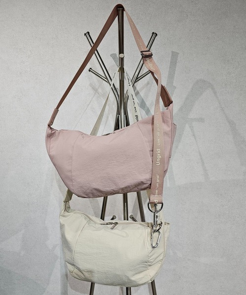 【Ungrid/アングリッド】牛革付属 軽量撥水ソフトナイロン 大容量ショルダーバッグ カラビナ キー収納ポケット付（ショルダーバッグ）｜Ungrid（アングリッド）